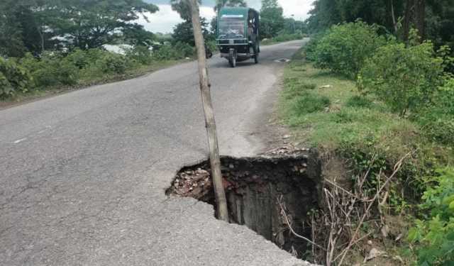 মেঘনা-ধনাগোদা বেড়িবাঁধ সড়ক যেন মরণফাঁদ