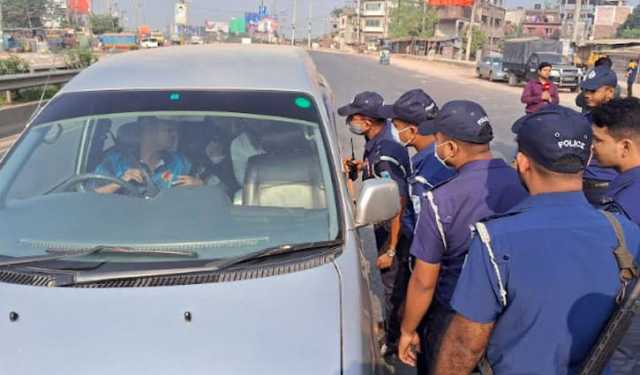 আমিনবাজারে পুলিশের চেকপোস্ট, যানচলাচল স্বাভাবিক