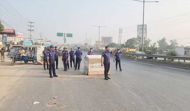নিষিদ্ধ আওয়ামী লীগের ‘লকডাউন’: আমিনবাজারে পুলিশের তল্লাশি