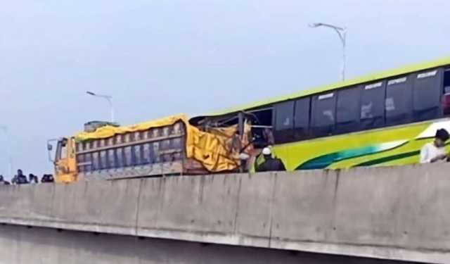 শিবচরে বাস-ট্রাক সংঘর্ষে নিহত ৩, আহত ১৫