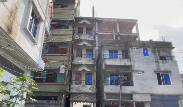 ধামরাইয়ে হেলে যাওয়া সেই ভবনটি আরো কাৎ হয়ে পড়ল