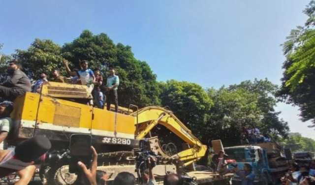 ৩২ নম্বরের দিকে যাওয়া ২টি বুলডোজার আটকে দিল সেনাবাহিনী