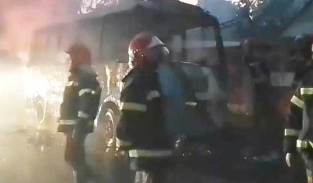 না.গঞ্জে থামিয়ে রাখা মিনিবাসে আগুন
