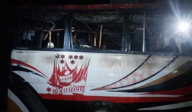 ধামরাইয়ে দাঁড়য়ে থাকা বাসে আগুন