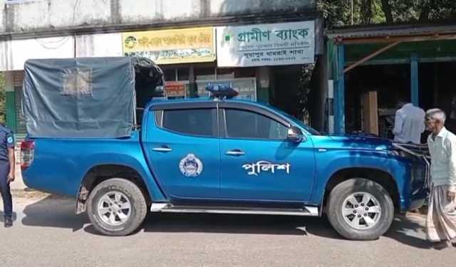 ধামরাইয়ে গ্রামীণ ব্যাংকে পেট্রোল বোম নিক্ষেপের অভিযোগ