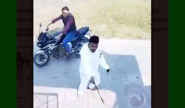 অস্ত্র নিয়ে শিক্ষকদের প্রাণনাশের হুমকি যুবকের