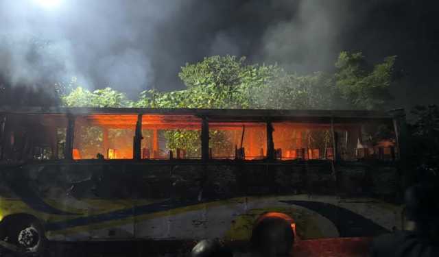 এবার সাভারে দাঁড়িয়ে থাকা বাসে অগ্নিসংযোগ