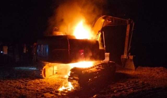 কৃষিজমি ক্ষতির শঙ্কায় ভেকুসহ মোটরসাইকেলে অগ্নিসংযোগ