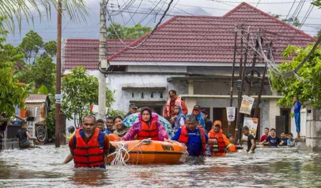 ইন্দোনেশিয়ায় বন্যা-ভূমিধসে ১০ জনের মৃত্যু