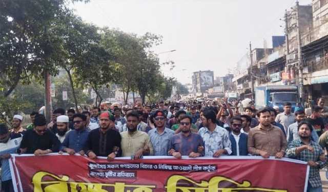 আওয়ামী লীগের নাশকতার প্রতিবাদে জবি শিক্ষার্থীদের বিক্ষোভ 