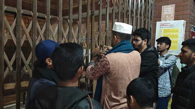 জাবির প্রশাসনিক ভবনে শিক্ষার্থীদের তালা