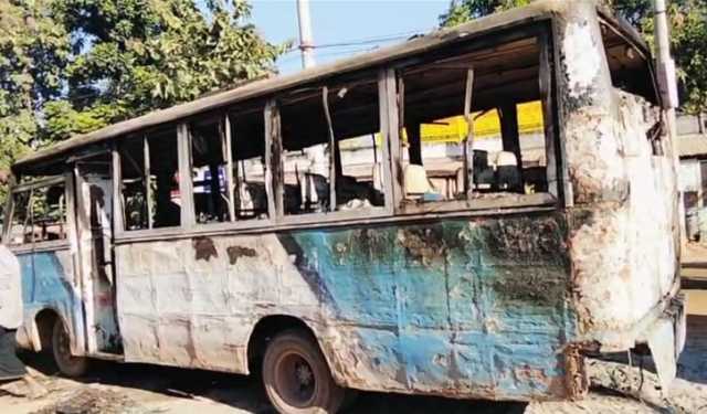 আশুলিয়ায় দাঁড়িয়ে থাকা মিনিবাসে আগুন