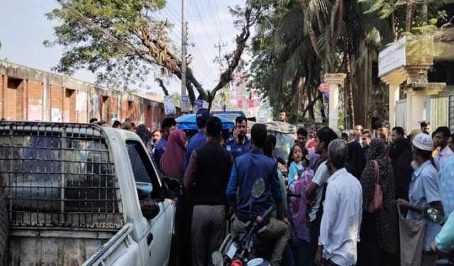 নোয়াখালীতে গ্যাস সরবরাহের দাবিতে সড়কে বিক্ষোভ 