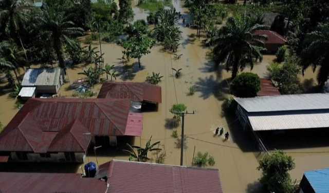 ইন্দোনেশিয়ায় বন্যায় মৃত বেড়ে ৪৪২, খাবার-পানির জন্য হাহাকার