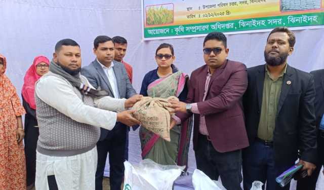 ঝিনাইদহে বিনামূল্যে সার ও বীজ পেলেন ২৫০০ কৃষক