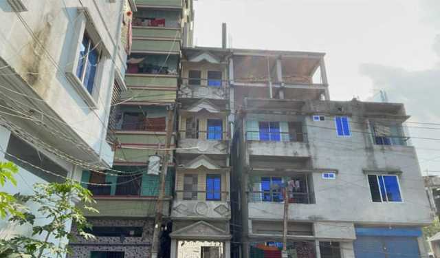 ভূমিকম্পে ধামরাইয়ে হেলে পড়া সেই ভবন ভেঙে ফেলা হচ্ছে