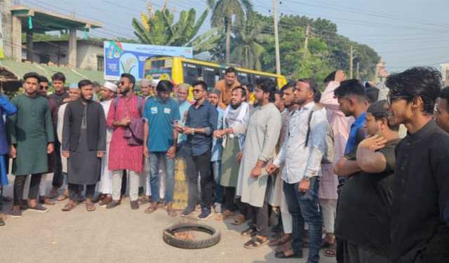 সাতক্ষীরায় জুলাই স্মৃতিস্তম্ভে আগুন, প্রতিবাদে বিক্ষোভ