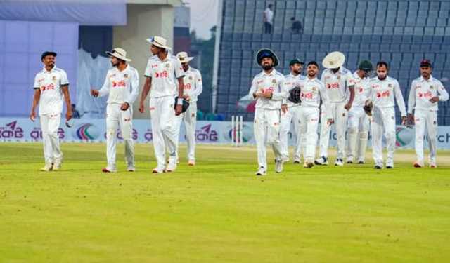 ইনিংস ব‍্যবধানে জয়ের হাতছানি