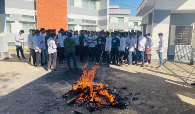 প্রাণীসম্পদ অধিদপ্তরের নিয়োগ বিধি সংশোধনের দাবিতে বিক্ষোভে শিক্ষার্থীরা
