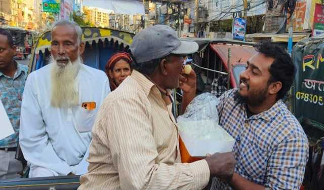 শেখ হাসিনার মৃত্যুদণ্ডকে স্বাগত জানিয়ে রাজশাহীতে মিষ্টি বিতরণ
