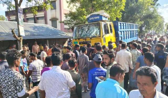 নীলফামারীতে সড়ক দুর্ঘটনায় ছাত্রী নিহত, ট্রাক ভাঙচুর 