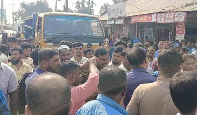 হাতীবান্ধায় সার না পেয়ে ক্ষুব্ধ কৃষকদের মহাসড়কে বিক্ষোভ