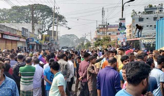 সিরাজগঞ্জে ট্রাক শ্রমিক ইউনিয়নে হামলার প্রতিবাদে সড়কে বিক্ষোভ