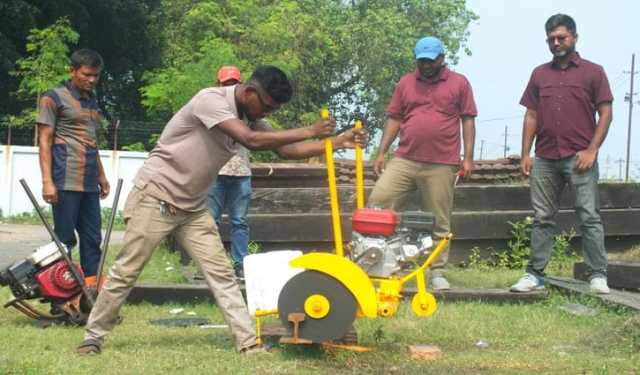 ৫ লাখ টাকার মেশিন সাড়ে ২৭ হাজারে তৈরি করলেন নাজিব