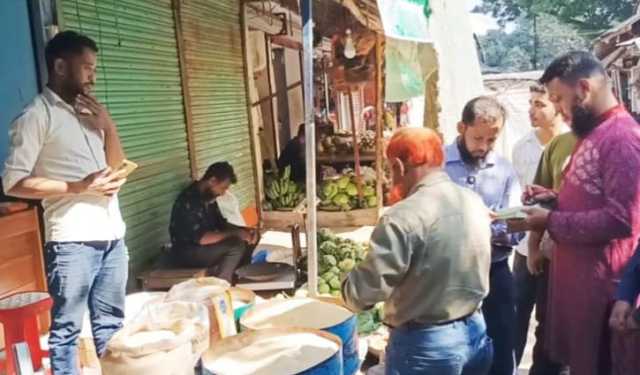 হিলিতে মেয়াদোত্তীর্ণ খাদ্যপণ্য বিক্রি ও মূল্য তালিকা না থাকায় ৬