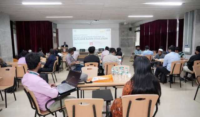ইউআইইউ শিক্ষকদের দিনব্যাপী ‘আউটকাম-বেসড এডুকেশন’ প্রশিক্ষণ