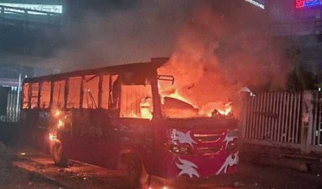 রামপুরায় বাসে আগুন 