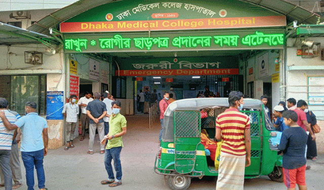 উত্তরায় ছিনতাইকারীর ছুরিকাঘাতে ২ ব্যবসায়ী আহত