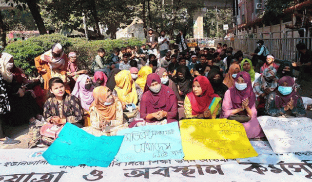 শিক্ষা ভবনের সামনে আজও সাত কলেজের শিক্ষার্থীদের অবস্থান 