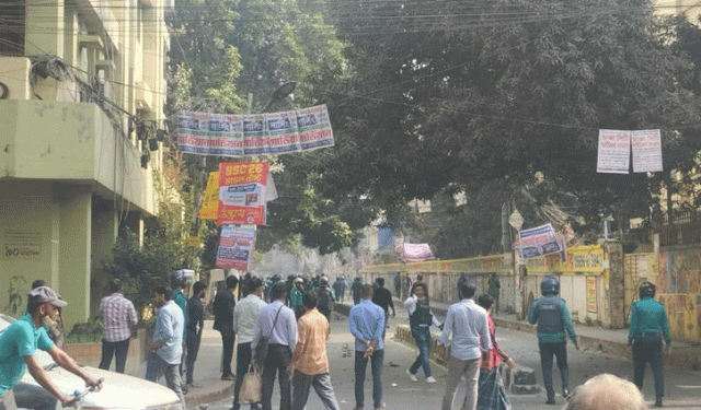 ‘শান্তিচুক্তির’ পরও ঢাকা-আইডিয়াল কলেজ শিক্ষার্থীদের সংঘর্ষ, পুলিশের টিয়ারশেল-সাউন্ড গ্রেনেড