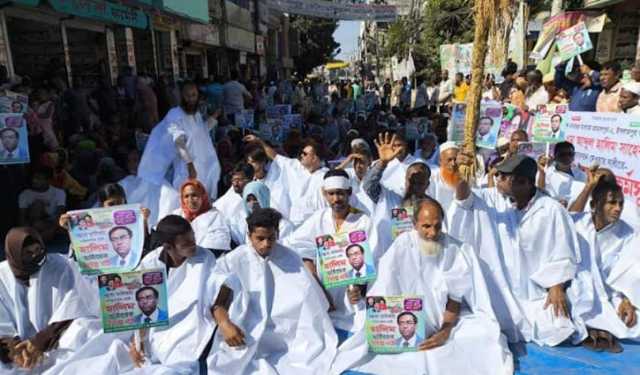 মনোনয়ন পরিবর্তনের দাবিতে কাফনের কাপড় পরে অনশন 