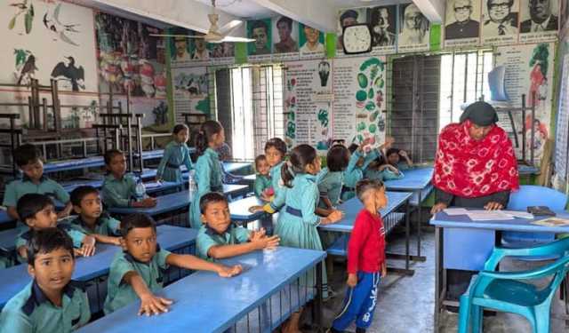 শিক্ষকরা কর্মবিরতিতে, পরীক্ষা নিলেন অভিভাবকরা