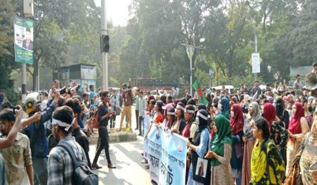 ঢাকা সেন্ট্রাল ইউনিভার্সিটি অধ্যাদেশ জারির দাবিতে অবস্থান কর্মসূচ