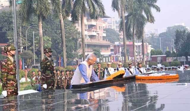 সশস্ত্র বাহিনীর বীর শহীদদের প্রতি প্রধান উপদেষ্টার শ্রদ্ধা