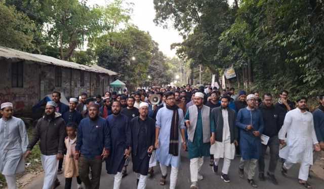 ওসমান হাদির ওপর হামলায় জবি শিক্ষার্থীদের বিক্ষোভ