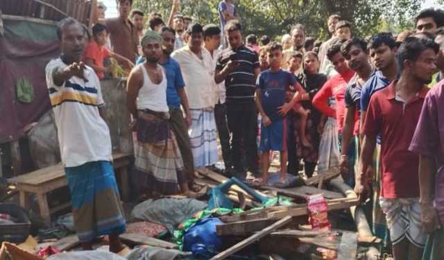 নিয়ন্ত্রণ হারিয়ে দোকানে ঢুকে গেল কাভার্ডভ্যান, নিহত ১