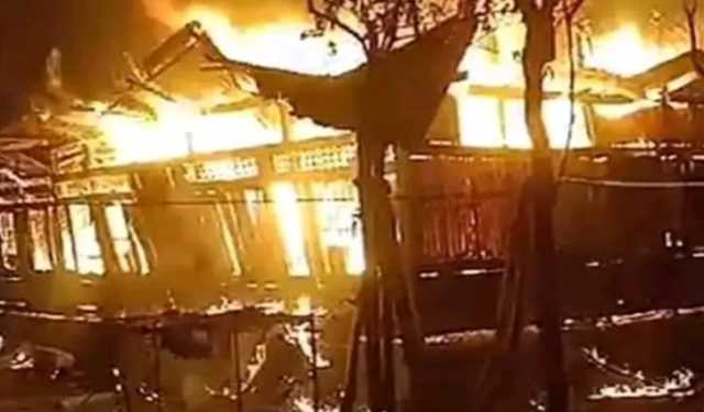 ঝালকাঠিতে ছাত্রলীগ নেতার বাড়িতে অগ্নিসংযোগ