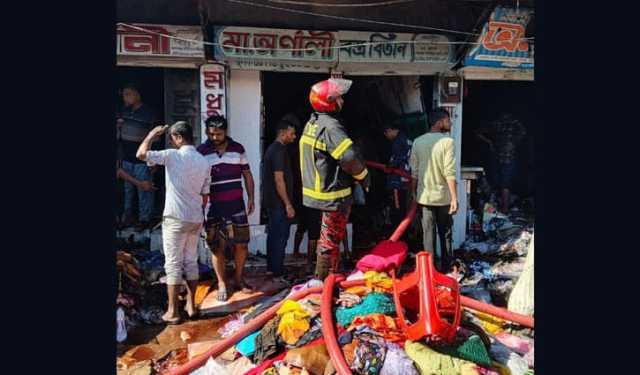 নেত্রকোণায় অগ্নিকাণ্ডে ২৫ দোকান পুড়ে ছাই