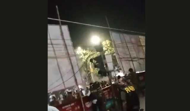 ধানমন্ডি ৩২: সাউন্ড গ্রেনেড ফাটার পর ছত্রভঙ্গ বিক্ষোভকারীরা