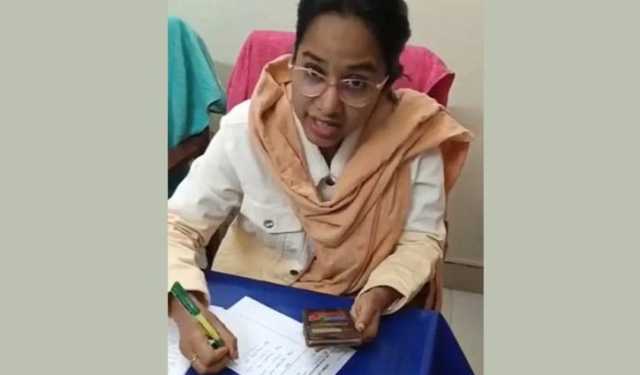 রোগী দেখার সময় গেম খেলায় ব্যস্ত চিকিৎসক