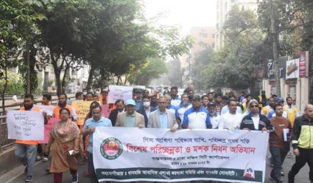 ডেঙ্গু নিয়ন্ত্রণে ধানমন্ডিতে পরিচ্ছন্নতা ও মশকনিধন অভিযান