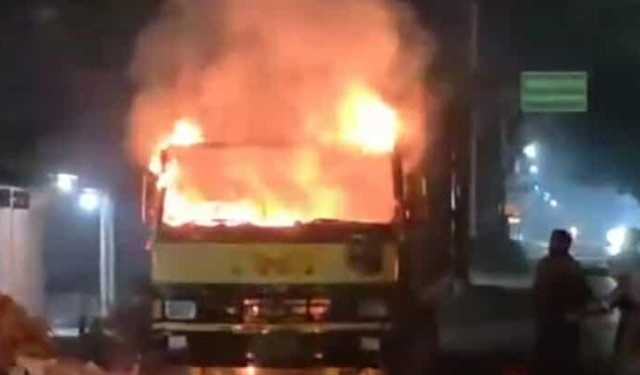 ময়মনসিংহে দুষ্কৃতকারীদের আগুনে পুড়ল কাভার্ডভ্যান