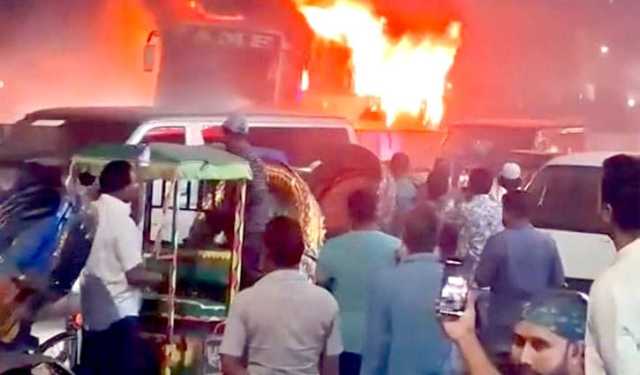 ধোলাইপাড়ে বাসে আগুন