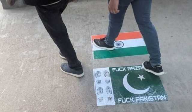 ডাকসু ভবন ও তিন হলের প্রবেশপথে মাটিতে পাকিস্তান-ভারতের পতাকা