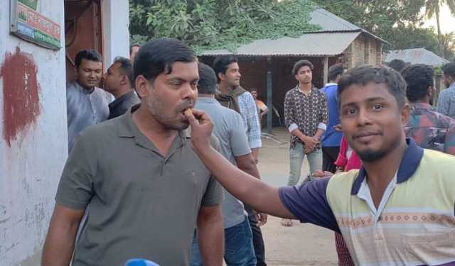 শেখ হাসিনার ফাঁসির রায়ে হিলিতে আনন্দ মিছিল, মিষ্টি বিতরণ