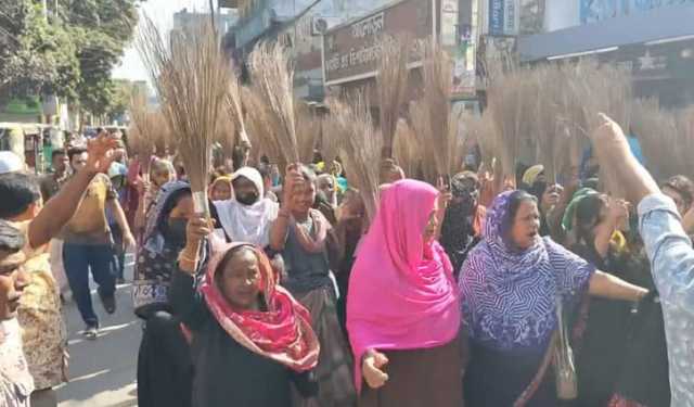 বিএনপির প্রার্থী বদল চেয়ে নারীদের ঝাড়ু মিছিল